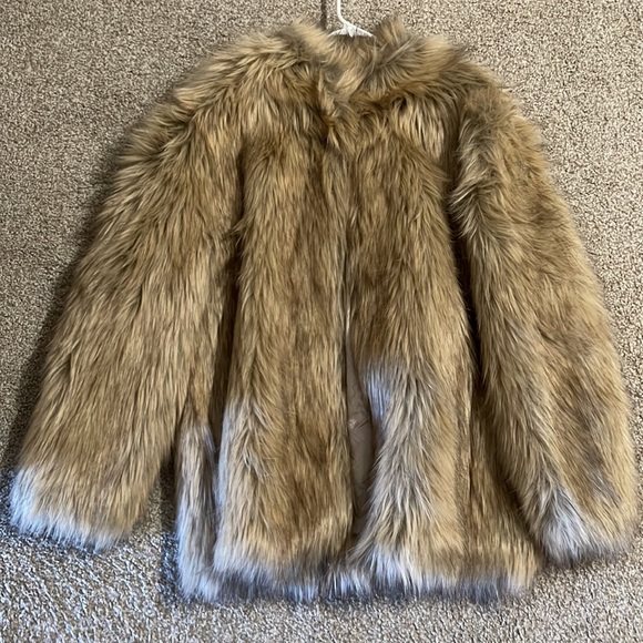 NWT Blonde Faux Fur Coat💕 - Picture 5 of 11